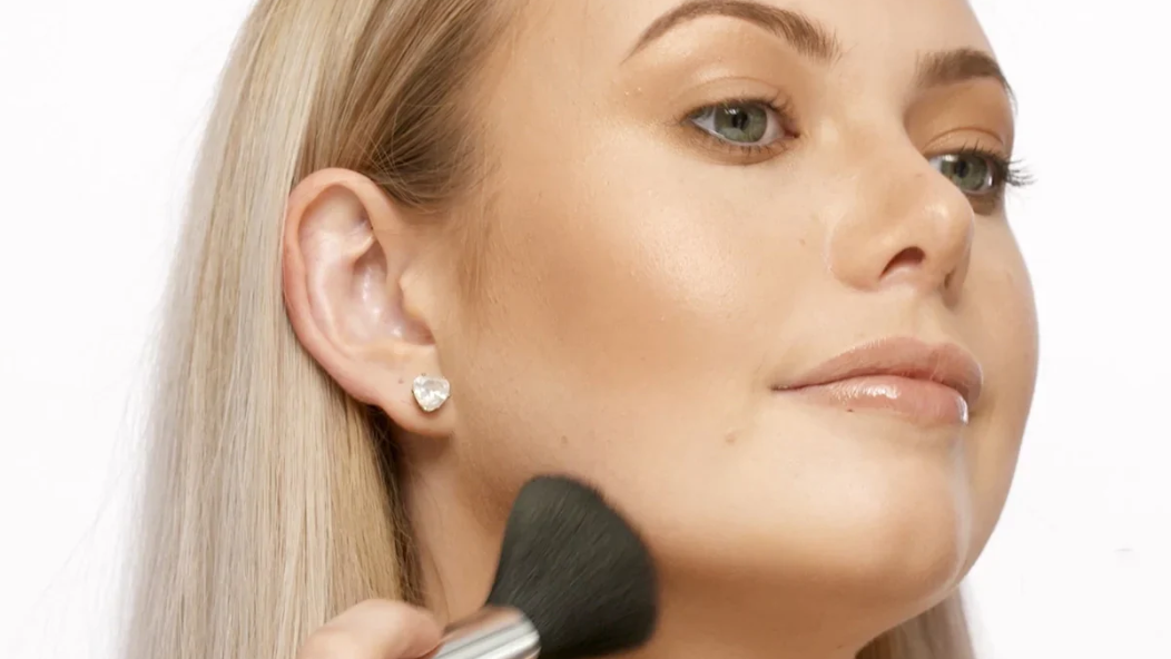 What Does Setting Powder Do? A Simple Guide to Longer-Lasting Makeup