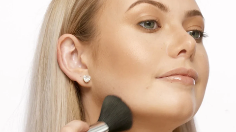 What Does Setting Powder Do? A Simple Guide to Longer-Lasting Makeup